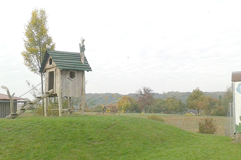 Abbildung Spielhaus auf Stelzen im Außenbereich Kinderhaus