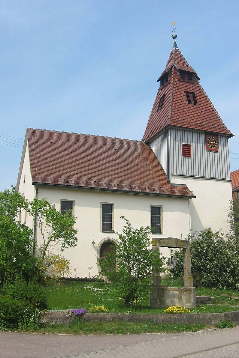 Abbildung St. Nikolaus-Kirche Zweiflingen mit Steinbrunnen davor