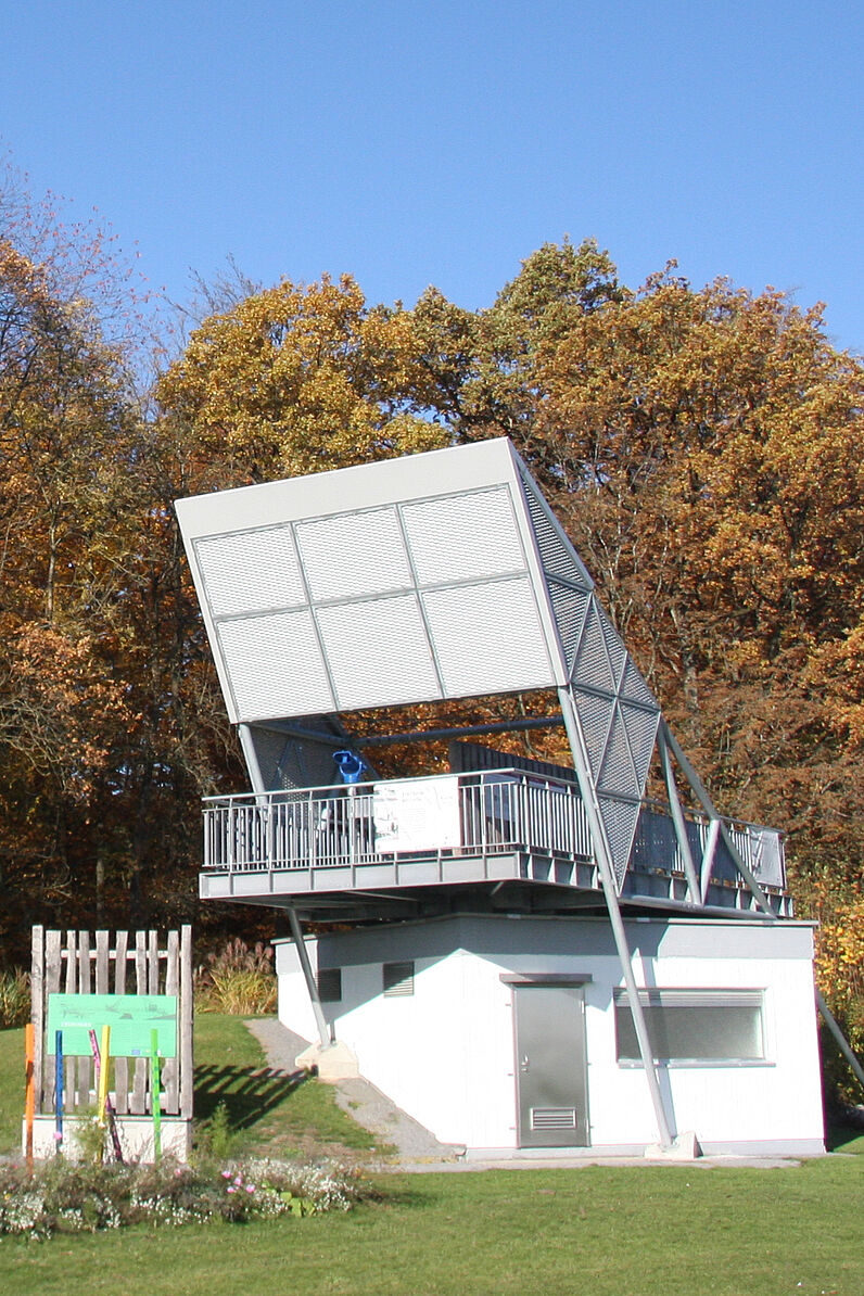 Abbildung Stahlbau Plattform Limesblick im Herbstwald