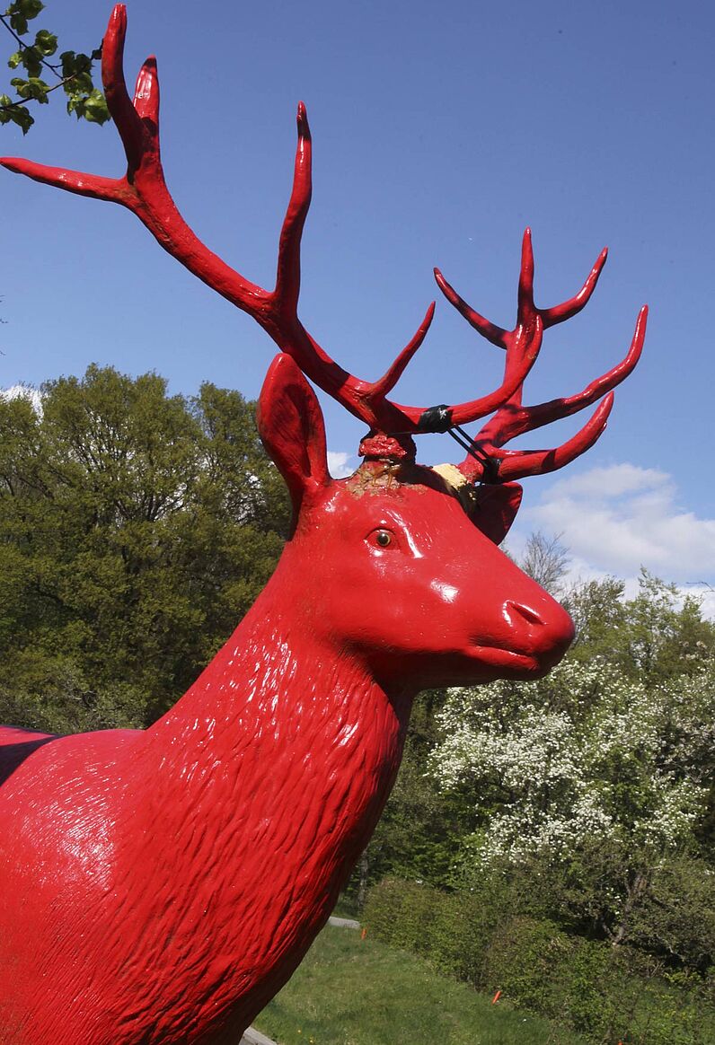  Abbildung Figur roter Hirschkopf