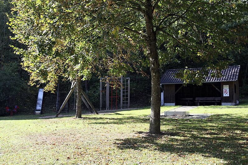 Abbildung Bolzplatz Orendelsall mit Spielplatz, Grill und Hütte