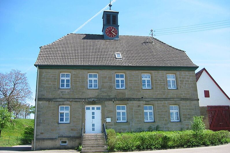 Abbildung altes Schulhaus mit Glockenturm in Westernbach