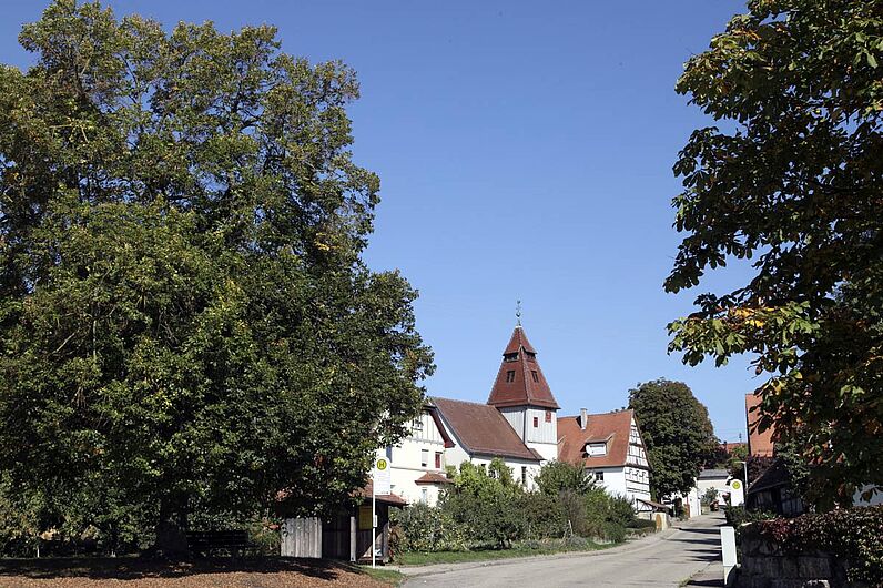 Abbildung Hauptstraße in Zweiflingen mit St. Nikolaus-Kirche